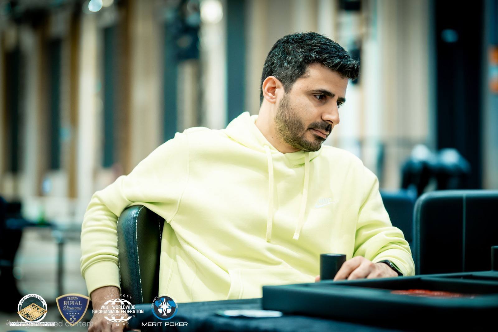 عمر ارس در حال بازی تخته نرد